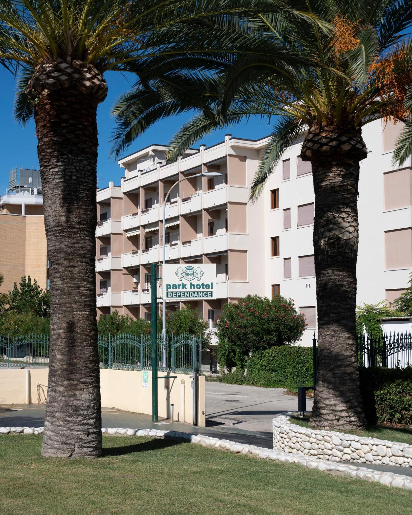 Park Hotel & Dependance Con Spiaggia 马帝斯兹罗 外观 照片